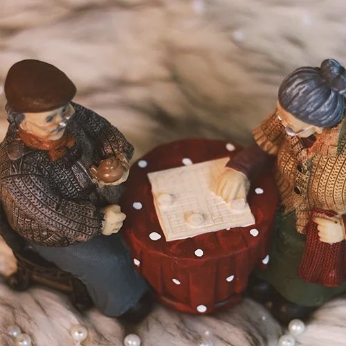 449202400_Old-Couple-Playing-Board-Decorative Gift_2.jpg